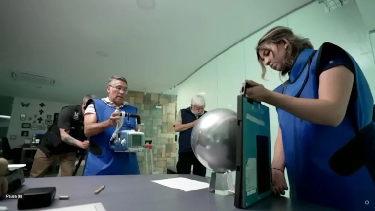 Segurando-um-aparelho-portatil-de-Raios-X-Dr.-Velasquez-analisou-o-interior-da-esfera-de-Buga-Reproducao_-Maussan-Television